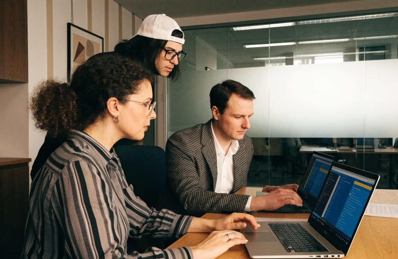 Redaktion und Fachleute aus IT, Vertrieb und Verwaltung im Gespräch über Software-Bewertungen